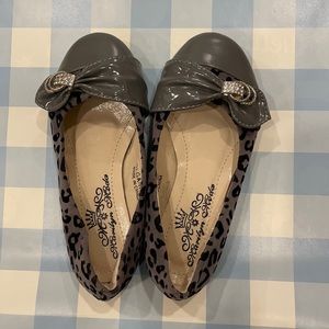 Girls Grey leopard print dress shoes with rhinestone detail, Like New!!!